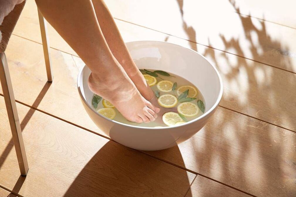 cómo usar baños contra hongos en las uñas